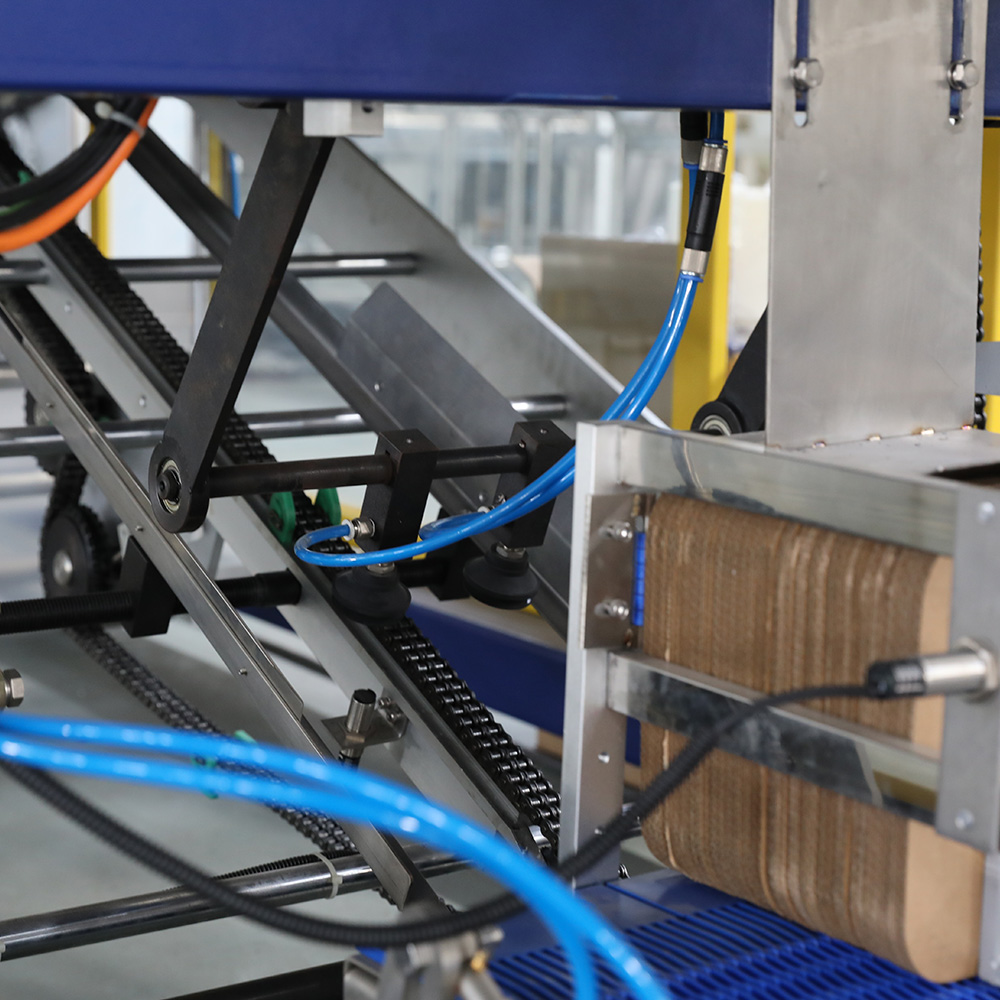 Automatic wrapper shrink packaging machine