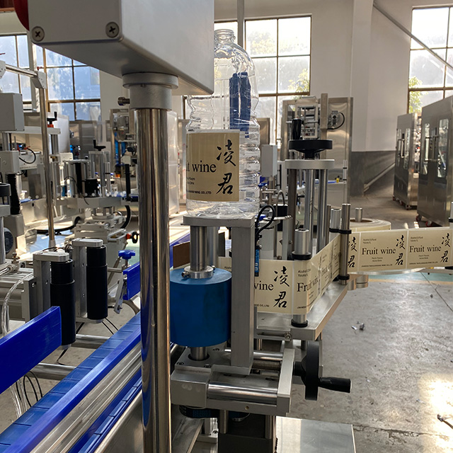 Single Side Self-adhesive Labeling Machine for water bottling line